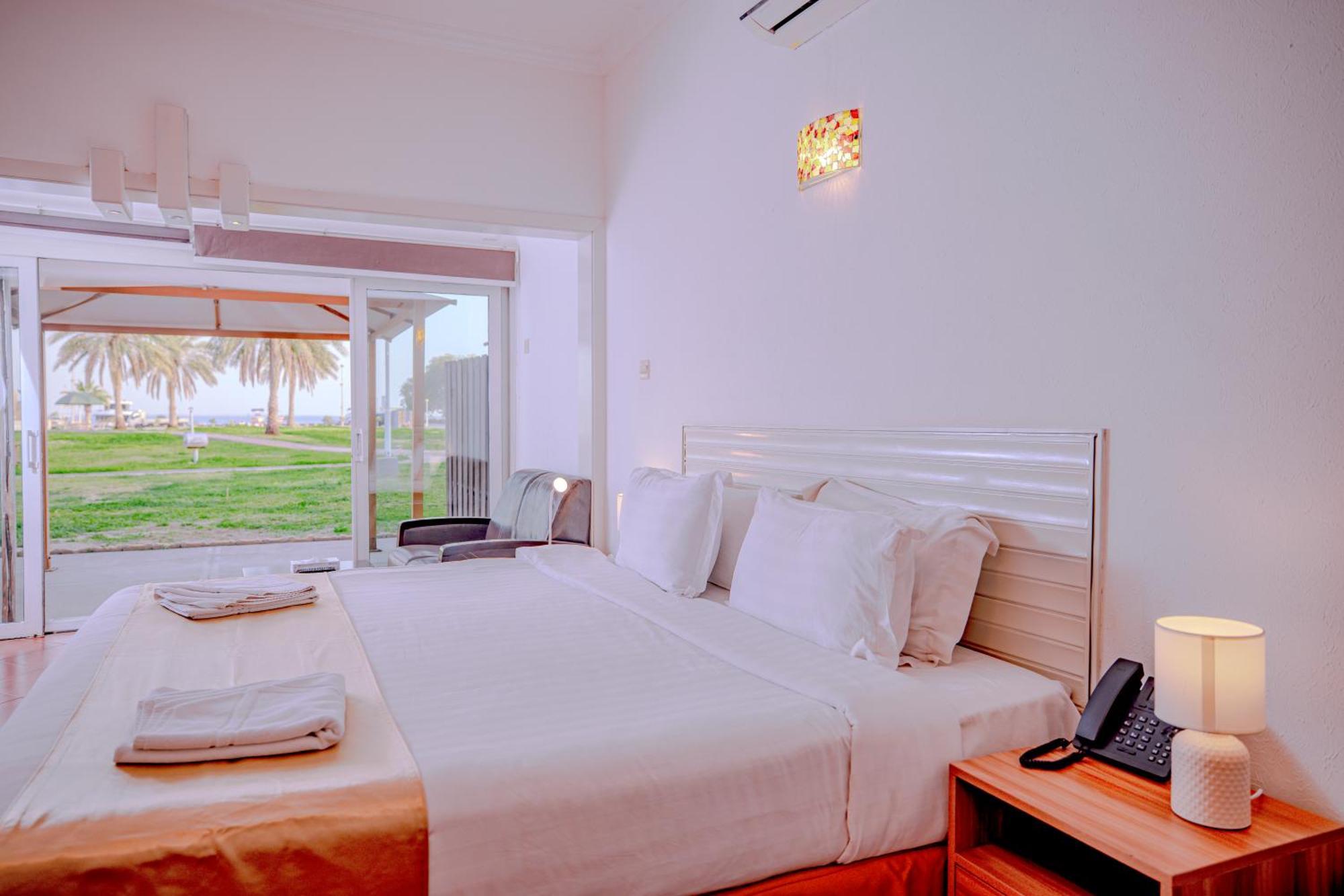 Palm Beach Resort Teluk Bulan Sabit Bagian luar foto